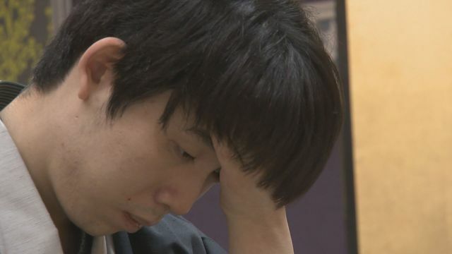 叡王戦第3局にて悩む藤井八冠