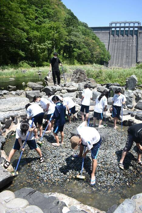 砂湯を掃除する生徒たち=岡山県真庭市で