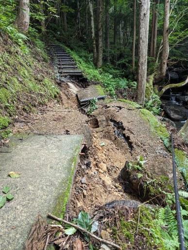 台風の水害で崩落した岩井滝に向かう遊歩道（鏡野町提供）=岡山県鏡野町で