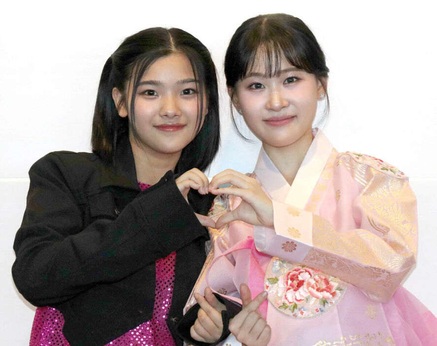 ユニット曲を披露した住田愛子（左）と韓国人歌手のキム・ダヒョン（カメラ・増田寛）