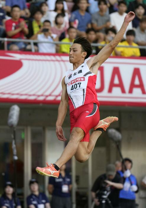 男子走り幅跳びで7メートル95をマークし優勝した橋岡優輝。パリ五輪代表に決まった＝デンカビッグスワンスタジアム