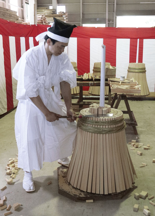 熊野那智大社の「那智の扇祭り」を前に、大詰めを迎えた大たいまつ作り＝14日午前、和歌山県那智勝浦町