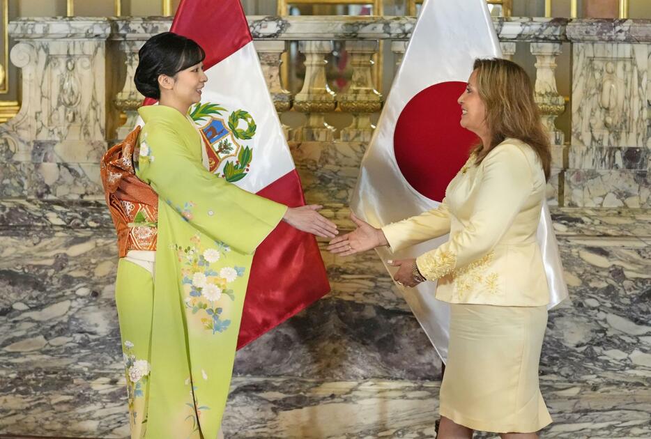 2023年11月、ペルーのボルアルテ大統領（右）を表敬訪問し、握手をされる秋篠宮家の次女佳子さま＝リマ（共同）