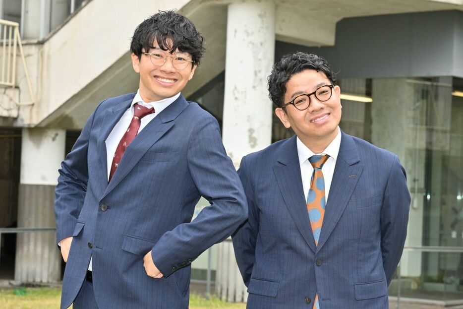 ミキの亜生（左）と昴生にインタビュー　撮影：蔦野裕