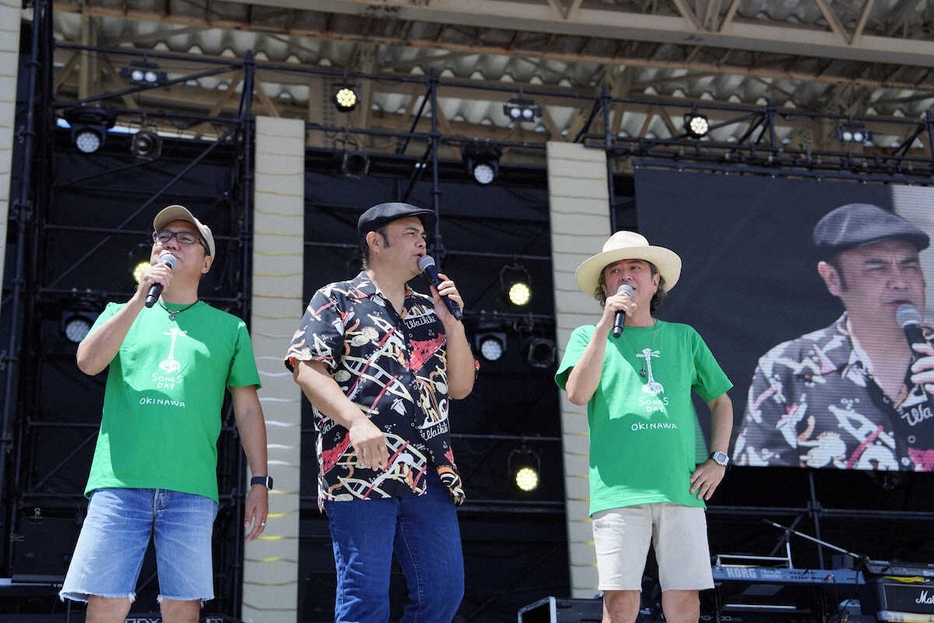 沖縄県読谷村運動広場で「うたの日コンサート」を開催した「BEGIN」
