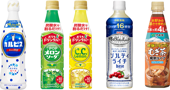 (左から)アサヒ飲料「カルピス」、サントリー食品インターナショナル「おうちドリンクバー」シリーズ、キリンビバレッジ「世界のKitchenから ソルティライチベース」、伊藤園「健康ミネラルむぎ茶(希釈タイプ)」