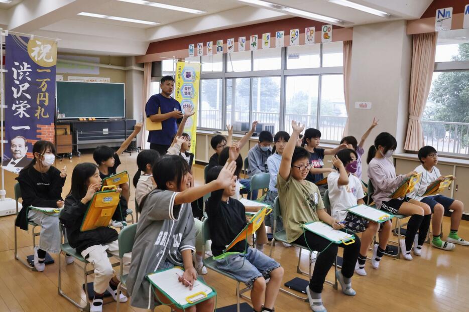 北海道清水町の小学生と交流する埼玉県深谷市立八基小の5年の児童ら＝6月28日、深谷市