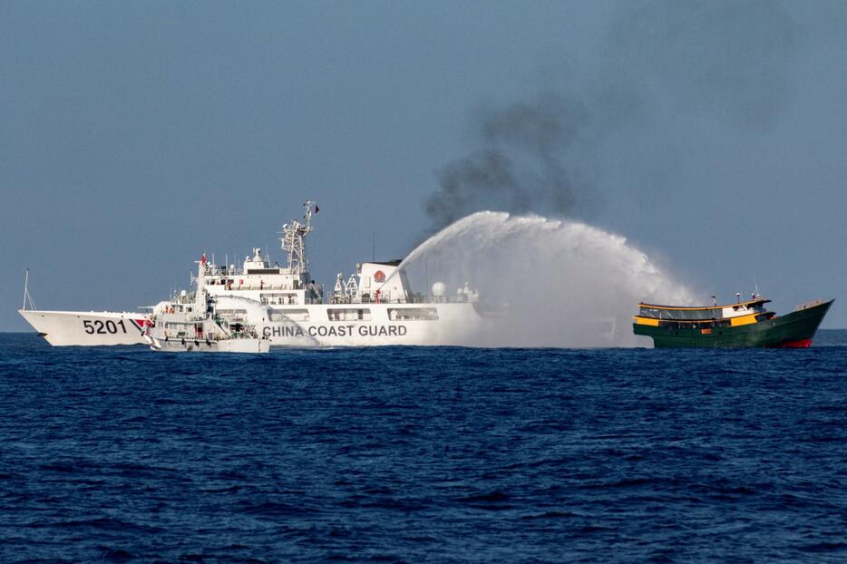 南シナ海のアユンギン礁で、フィリピンの補給船に放水する中国艦船＝3月（ロイター＝共同）