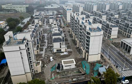 　６月１０日、中国政府は５月、地方政府が住宅在庫を買い取り、低所得者向けの住宅に転換する措置を打ち出した。上海の集合住宅建設現場で２月撮影（２０２４年　ロイター/Xihao Jiang）