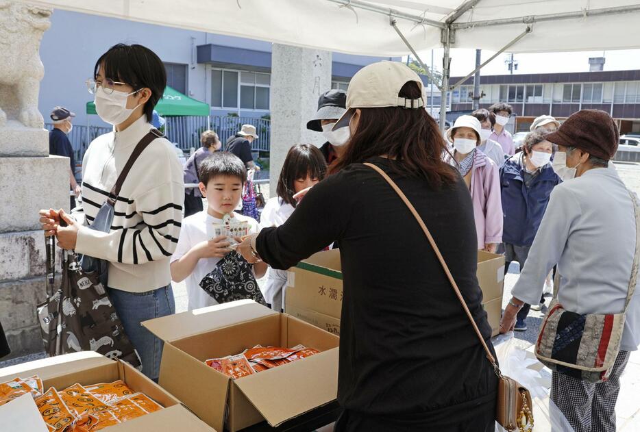 石川県輪島市の神社で物資の配給を受ける住民ら＝1日午前