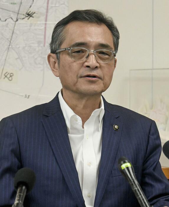 大阪府箕面市で記者会見する上島一彦市長＝21日午後