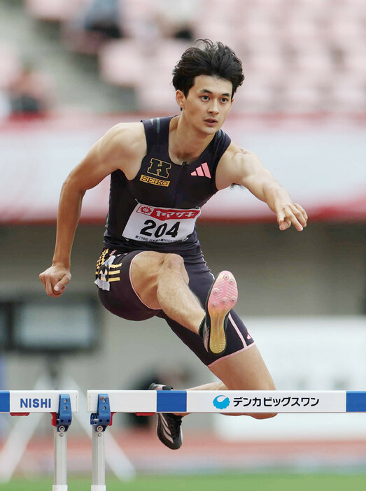 男子４００メートル障害予選、力走する豊田兼＝２７日、新潟・デンカビッグスワンスタジアム