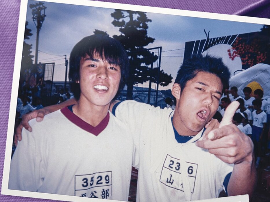藤枝東高校時代の長谷部誠（左）と1学年下の山本さん photograph by Takuya Sugiyama