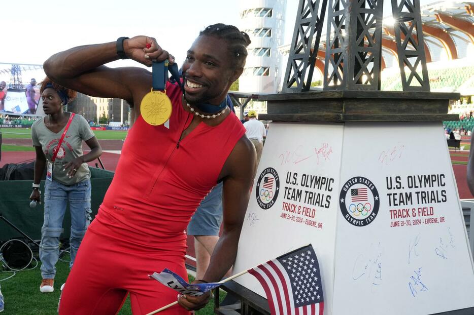 パリ五輪米国代表選考会男子100mを制し、笑顔でポーズを取るノア・ライルズ＝23日、オレゴン州ユージン（USAトゥデー・ロイター＝共同）