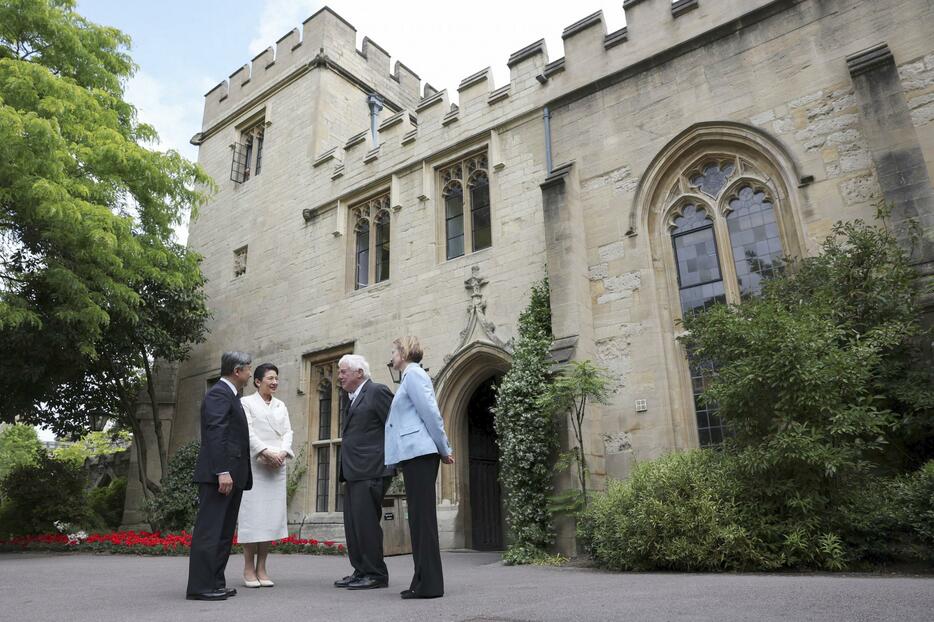 オックスフォード大のベリオール・カレッジに到着し、関係者の出迎えを受けられる天皇、皇后両陛下＝28日、英オックスフォード（ロイター＝共同）