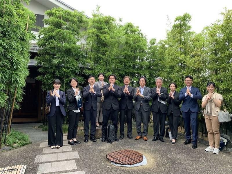 台東県の職員らと共にポーズを取る岡本栄伊賀市長（右から5人目）＝同県政府提供