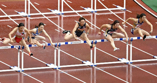 女子１００メートル障害を制しパリ五輪代表に内定した福部真子（右から２人目）（３０日）＝上甲鉄撮影