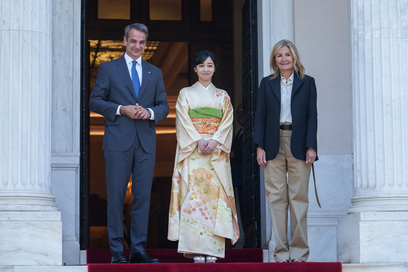 左から／ミツォタキス首相、佳子さま、マレヴァ・グラボウスキ・ミツォタキス首相夫人　写真：AP/アフロ