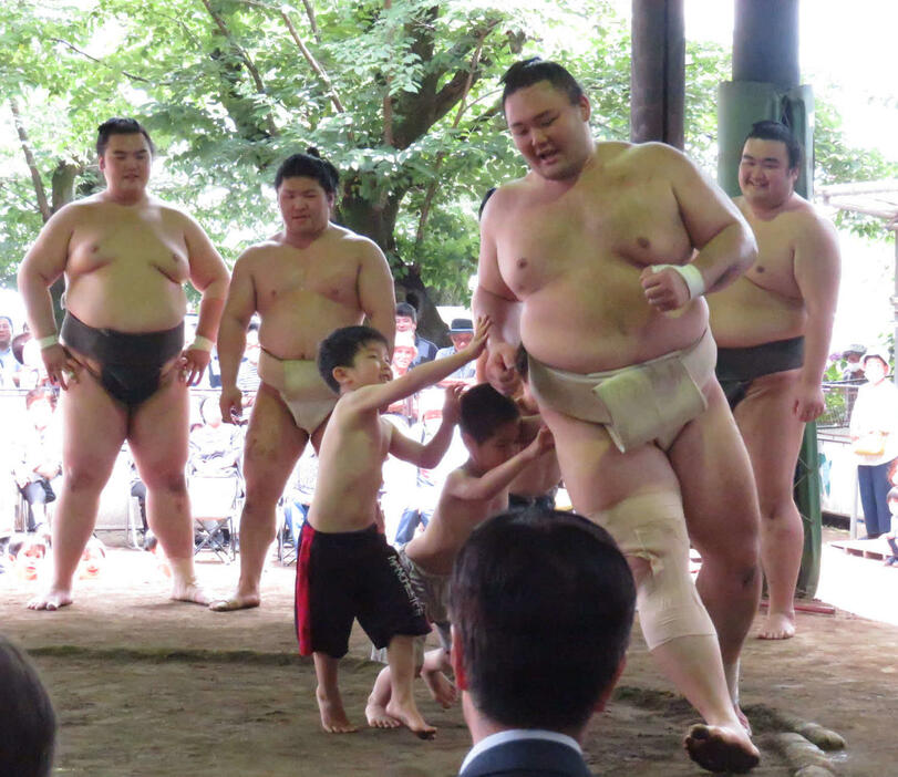 茨城・下妻市での合宿で、地元の子どもと相撲を取る朝乃山（手前）