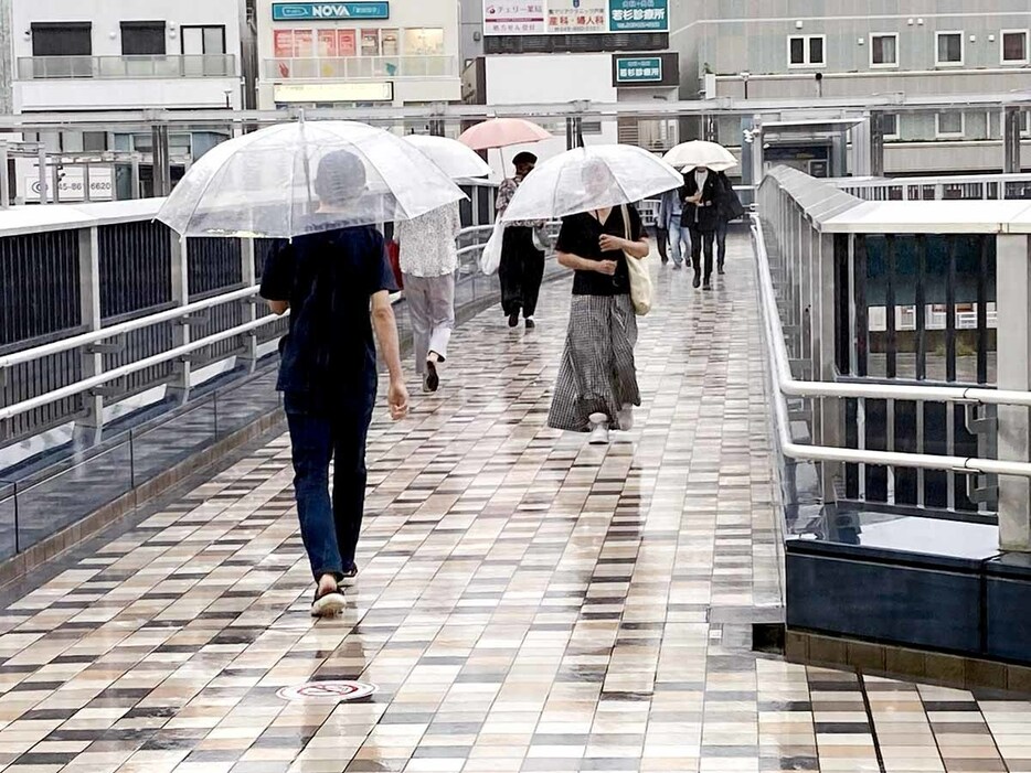 雨が強まっている横浜市内＝２１日午前