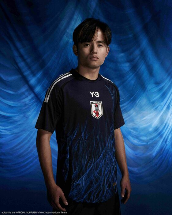 ２０２４年６月２２日に発表されたサッカー日本代表の新ユニホームを着用するＭＦ久保建英（C）adidas is the official supplier of the Japan National Team