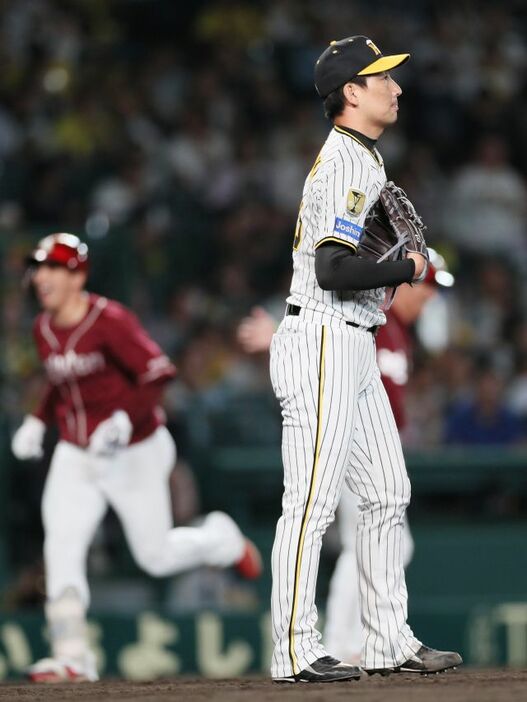 9回に痛恨の逆転ホームランを浴びた阪神の岩崎優投手(写真：時事)