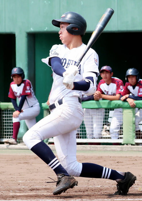 ４回２死一、二塁で中堅へ適時二塁打を放った札幌豊平・前川