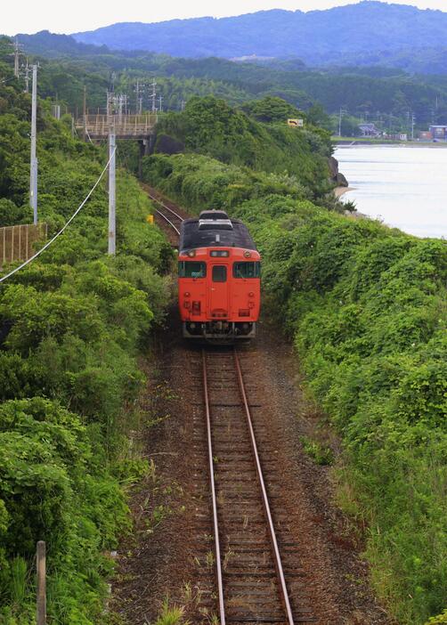 一部区間で運転を再開したJR山陰線を走る車両＝22日午前、山口県長門市