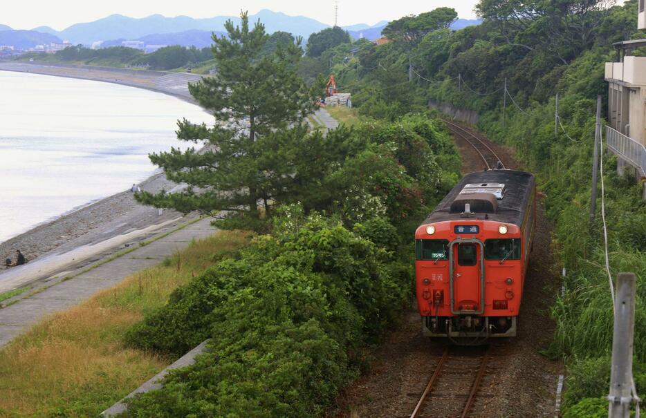 一部区間で運転を再開したJR山陰線を走る車両＝22日午前、山口県長門市