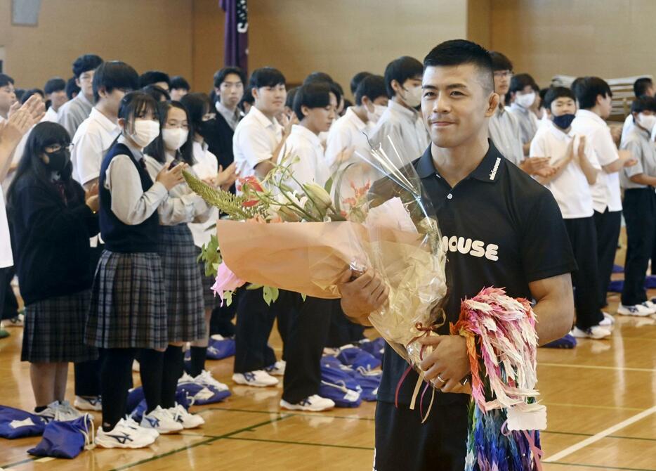 母校・韮崎工高の生徒から拍手で送り出されるレスリング男子五輪代表の文田健一郎＝18日、山梨県韮崎市