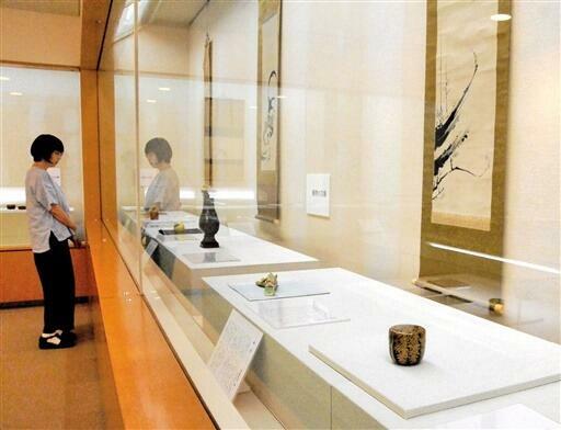 日本古来の文様が施された茶道具を展示している企画展=6月14日、福井県福井市愛宕坂茶道美術館