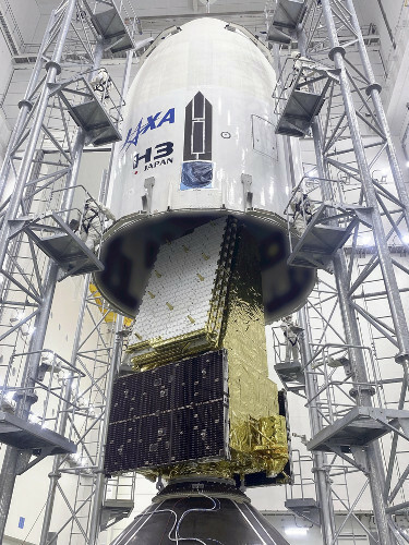 ３号機の衛星カバーに収められる地球観測衛星「だいち４号」（６月２０日、種子島宇宙センターで。ＪＡＸＡ提供）