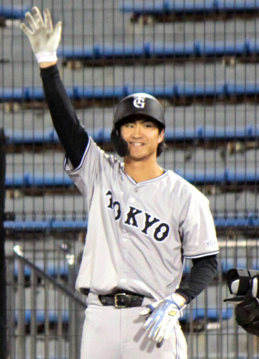 地元・静岡でのくふうハヤテ戦の６回１死二塁で右前へがい旋安打を放った巨人・加藤（カメラ・小島　和之）