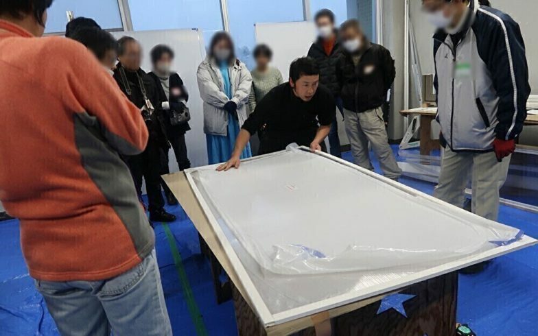 長野県上田市で開催された「断熱DIYワークショップ」の様子。市民の方も多く参加され、断熱に対する関心の高さがうかがえる（写真撮影／嘉屋恭子）