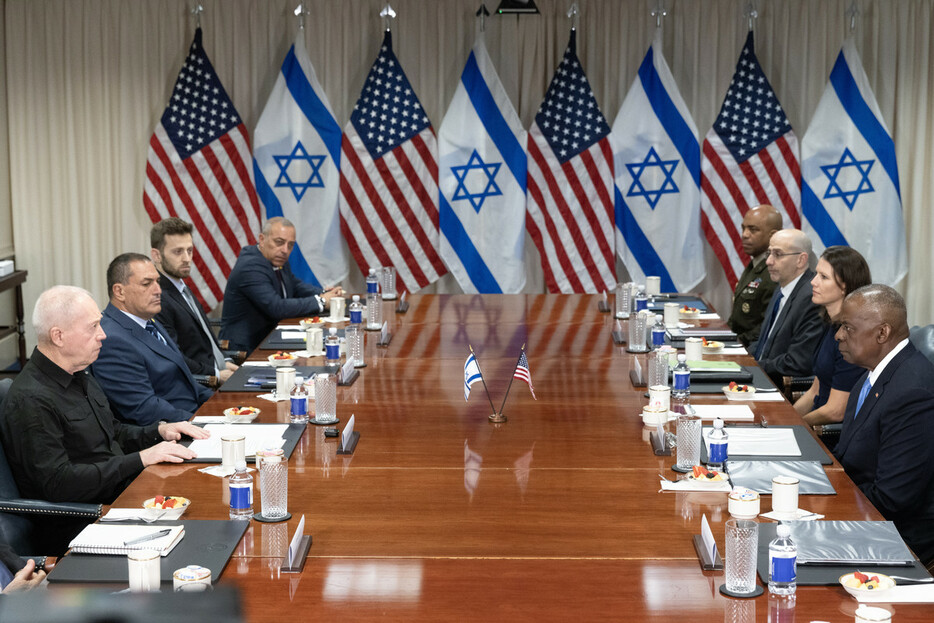 ２５日、ワシントン郊外で会談するオースティン米国防長官（右手前）とイスラエルのガラント国防相（左手前）（ＥＰＡ時事）