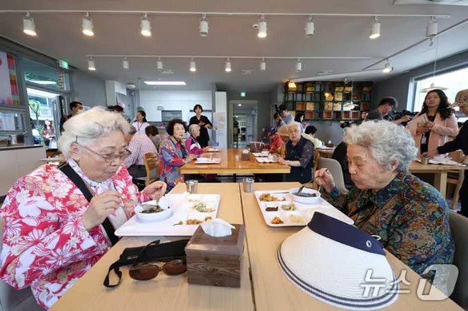 ソウル市麻浦区の親孝行食膳敬老堂で開かれた住民参加親孝行食膳提供行事(c)news1