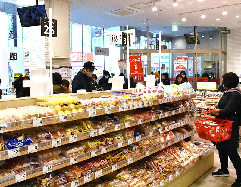 人流回復で簡便性・利便性が再評価されている惣菜パン売場