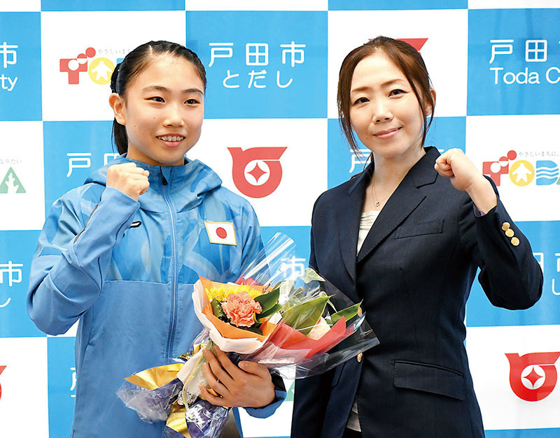 パリ五輪での活躍を誓う戸田市出身で体操女子日本代表の岸里奈選手（左）と豊島リサコーチ＝19日午後、戸田市役所