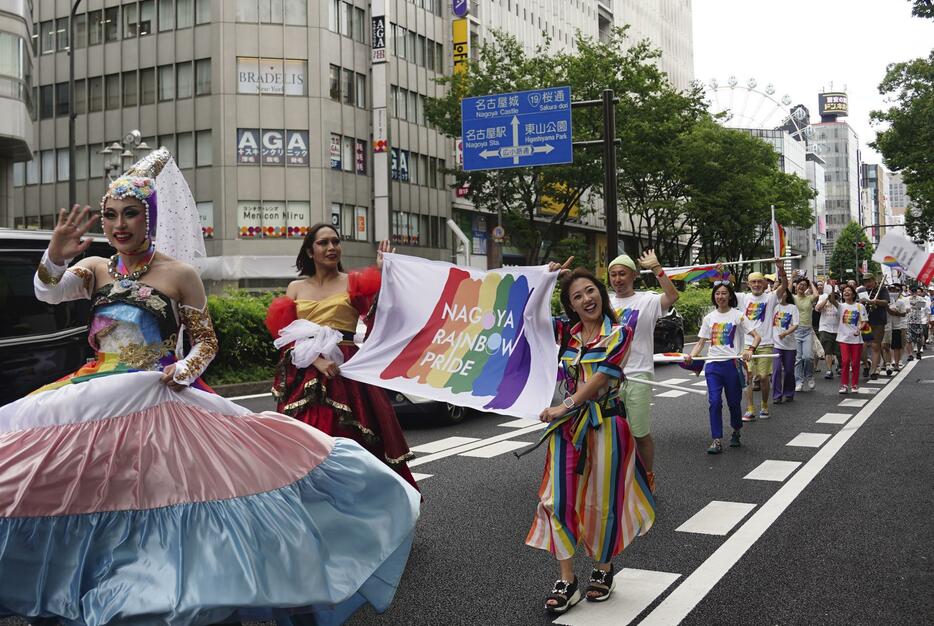 LGBTQなど性的少数者の理解を広めるイベント「名古屋レインボープライド」が開かれ、街中をパレードする参加者ら＝15日午後、名古屋市