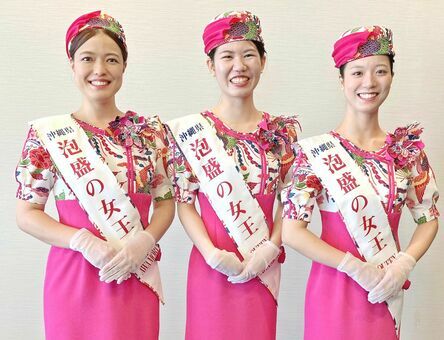 ３８代の泡盛の女王に就任した（左から）喜友名瞳美さん、仲宗根夏希さん、仲村佑奈さん＝２５日、沖縄タイムス社