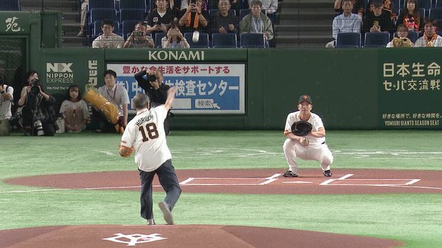 キャッチャーを務めた大城卓三選手のもとへノーバウンド投球(画像：日テレジータス)