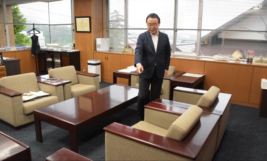 新井氏が告発した2015年1月8日の状況を説明する黒岩町長。新井氏は写真手前の席に座り、黒岩町長はそこから一つ座席を開けて窓側の席に座っていたという