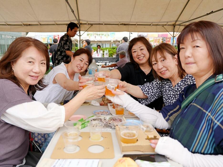 エリアなかいち・にぎわい広場（秋田市中通1）を会場に始まった「東北地ビールフェスティバル in 秋田 2024」で、地ビールを楽しむ市民