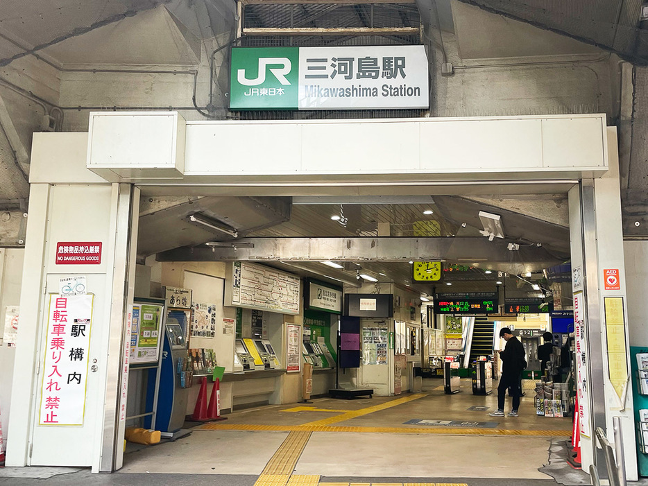 JR三河島駅。改札の目の前の尾竹橋通りを北上し、京成新三河島駅までの間に、複数のディープスポットがあります