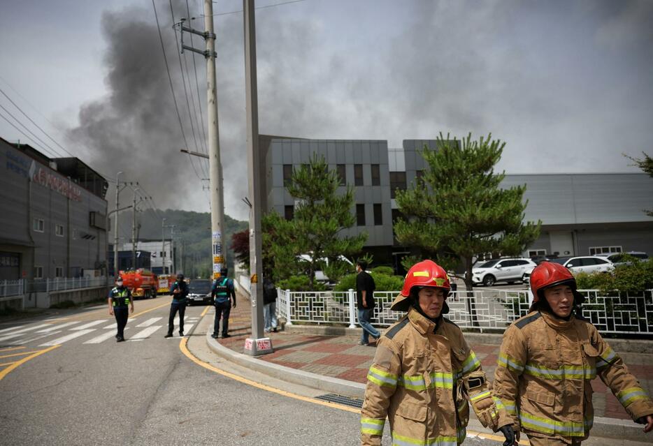 電池工場から立ち上る煙＝24日、韓国京畿道華城市（ロイター＝共同）