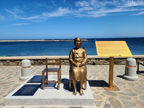 22日（現地時間）、イタリア・サルデーニャ島のスティンティーノ市の海辺に設置された平和の少女像＝正義記憶連帯提供