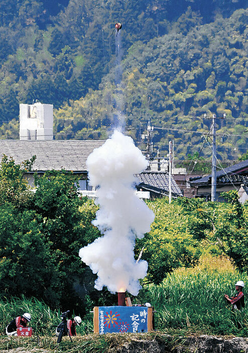 正午に打ち上げられたドン花火＝富山市有沢の神通川左岸