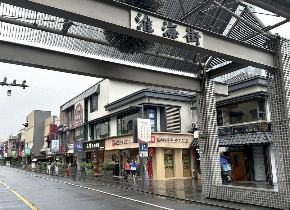 4月に邦人男性への切り付け事件が起きた日本料理店が並ぶ通り＝26日、中国江蘇省蘇州（共同）