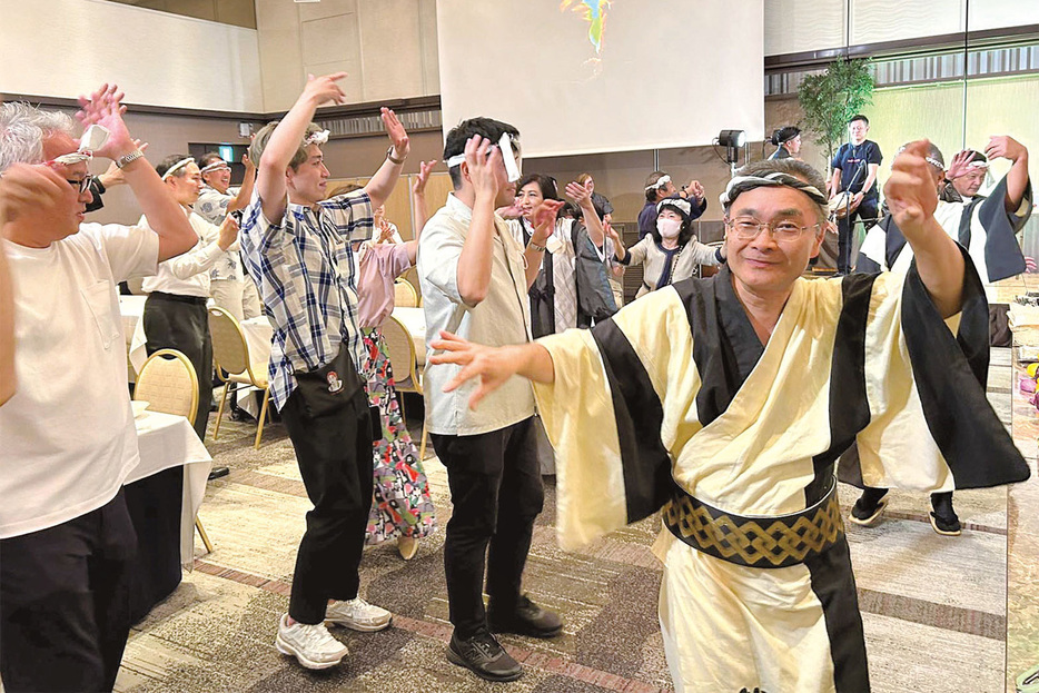 クライマックスの八月踊りの輪に加わって楽しそうに踊る参加者ら＝15日、東京都武蔵野市