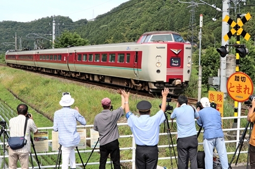 ３８１系最後の定期運用となった特急やくも１号を見送る鉄道ファンら＝鳥取県日野町下榎